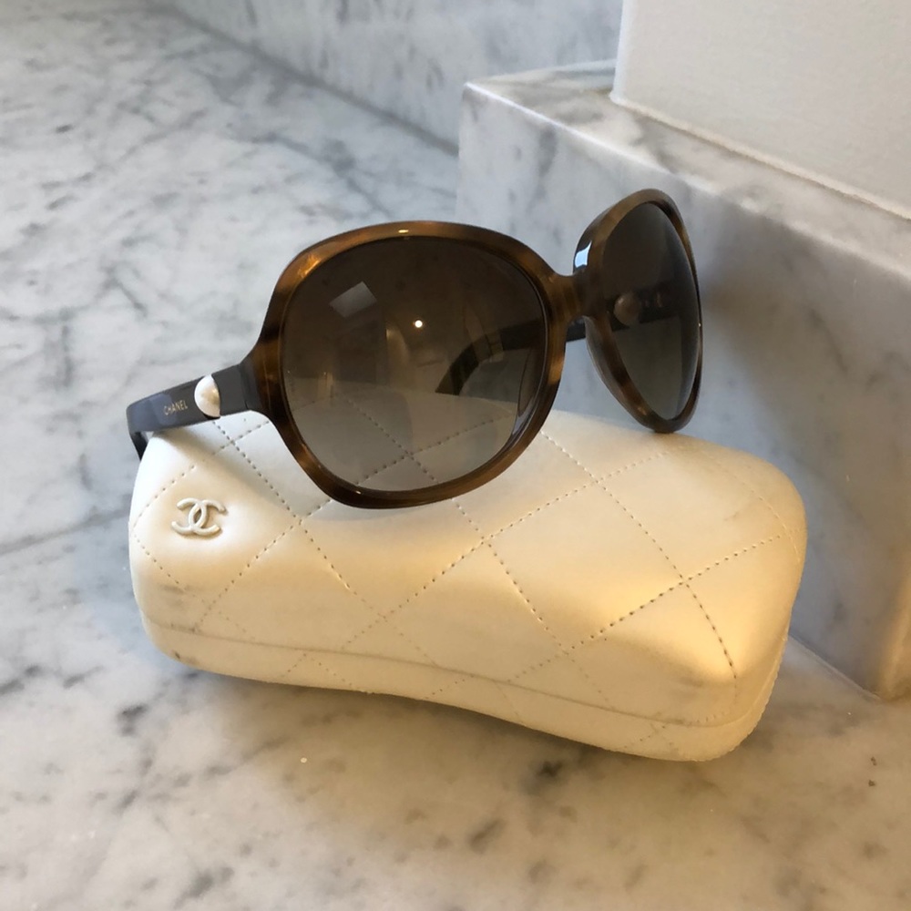 Chanel sunglasses with Pearl on arms